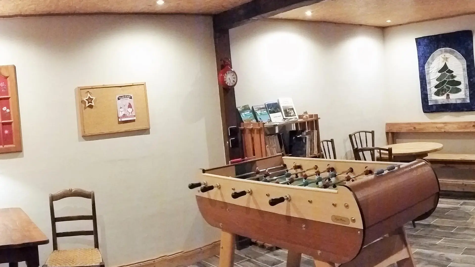 LA CABANE du BUCHERON ,local commun aux 4 gîtes avec baby foot, ludothèque et bibliothèque , connexion internet par ethernet.