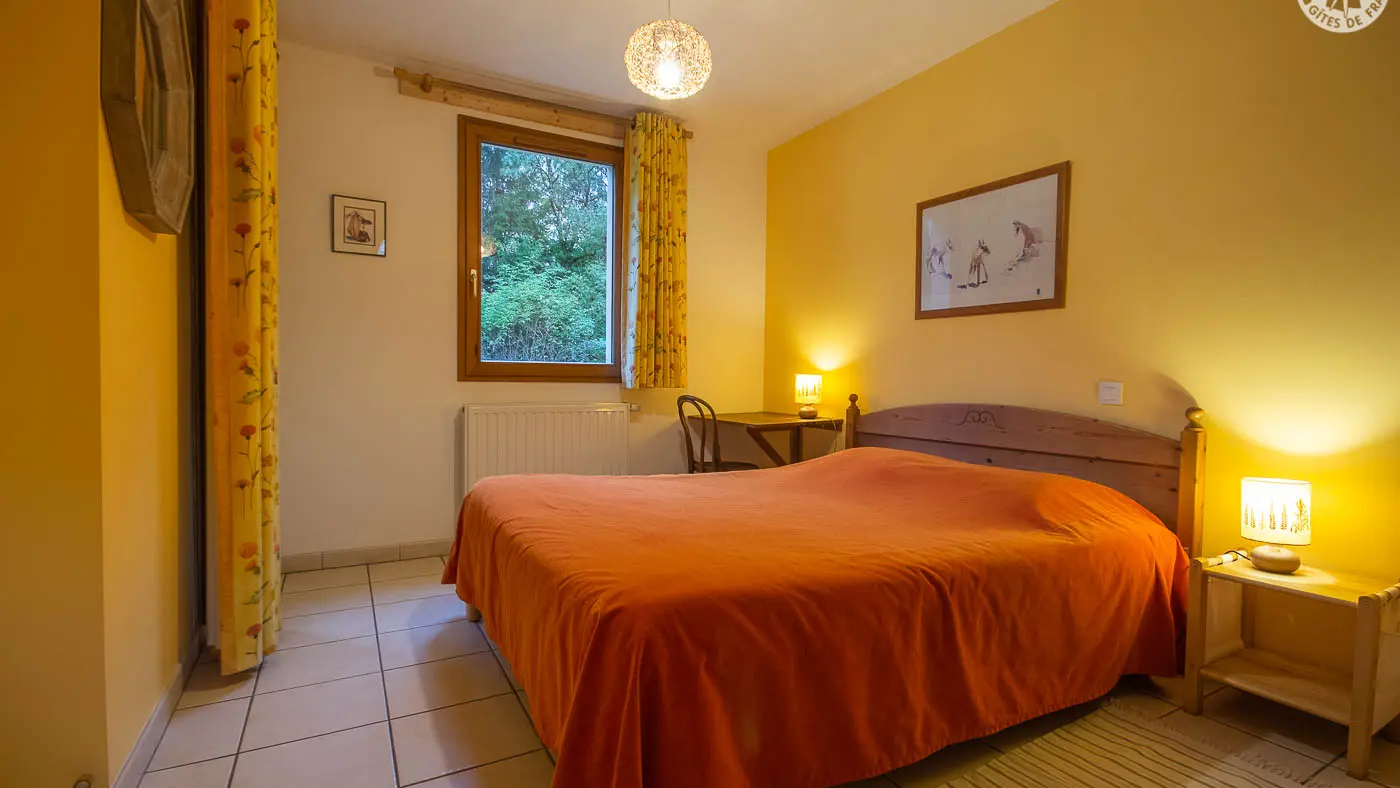 Chambre La Rosée du Soleil, au rez de chaussée et ses sanitaires privatifs.