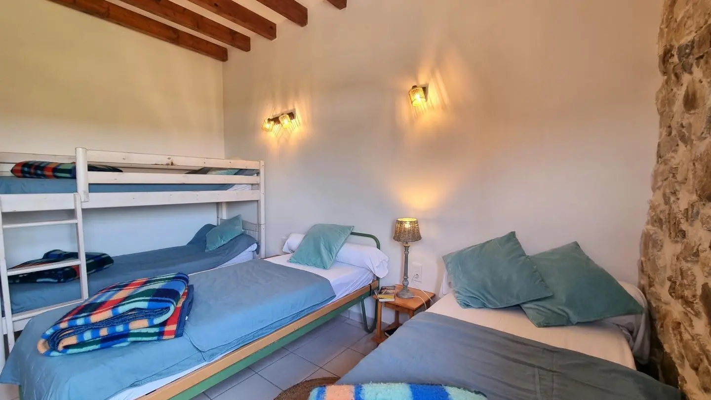 Chambre 2 : dortoir 4 lits 90 dont un superposé.