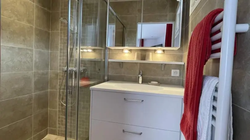 Maison SmartAzur-Chambre Rouge-Salle d'eau-Chambres d'Hôtes-VENCE-Gîtes de France Alpes-Maritimes
