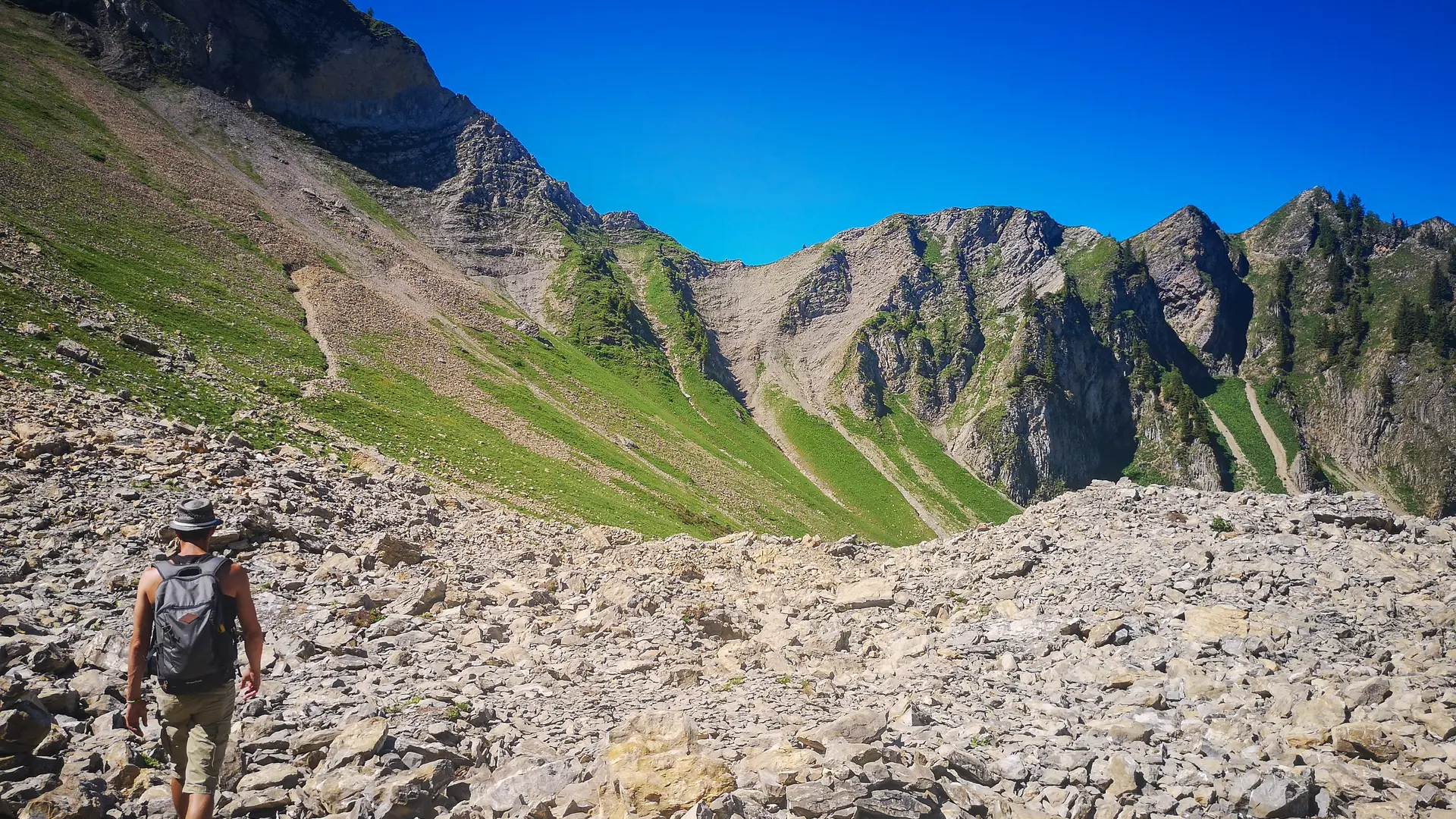 Sous Jallouvre - vue Col de Sosay