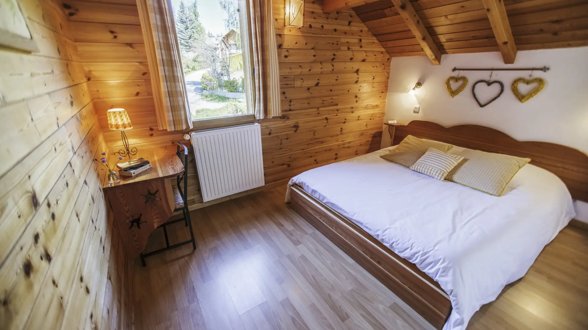 chalet-le-serre-des-oiseaux-mougd-chambre6-serre-chevalier-chantemerle