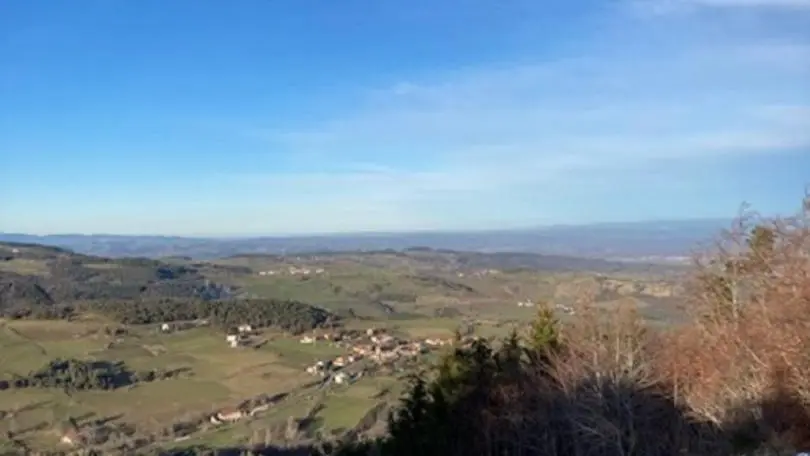 Superbe vue en haut du mont semiol,On apercoit le gîte