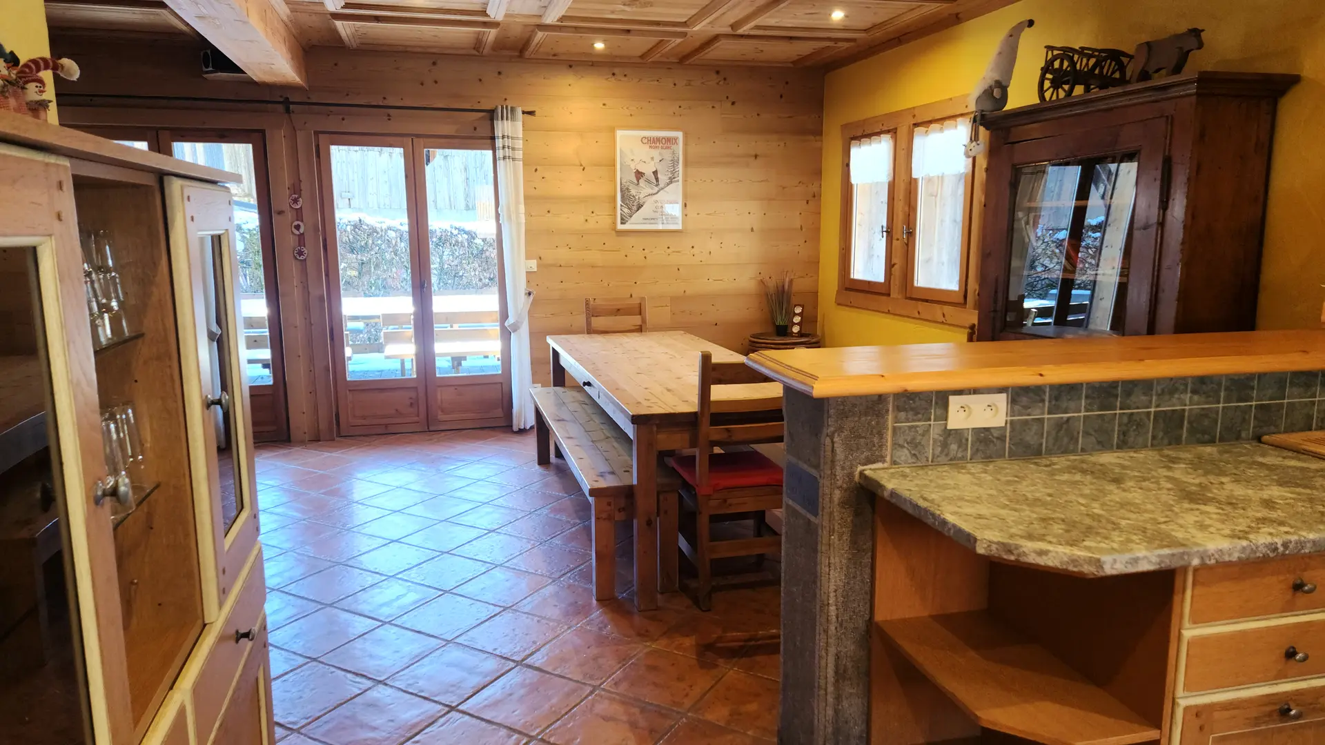 Vue cuisine et salle à manger