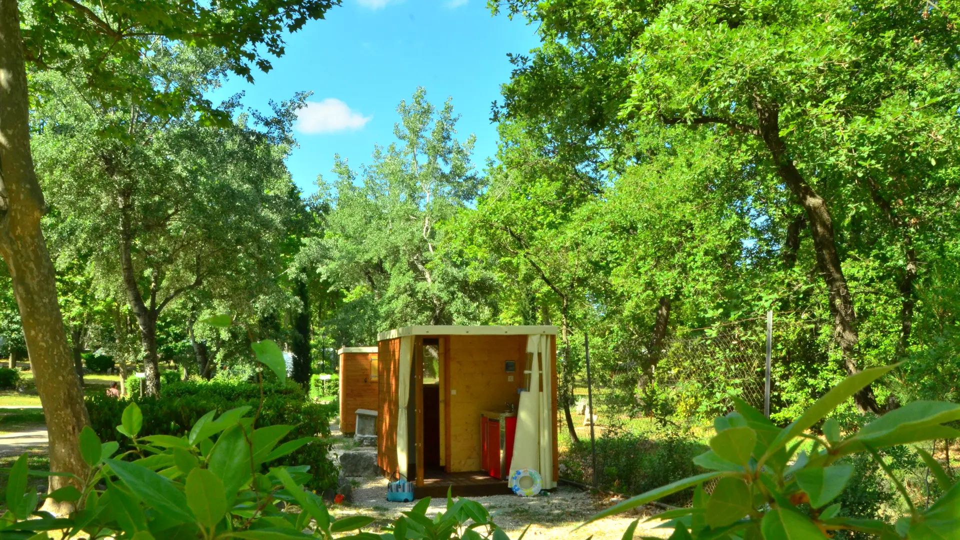 Camping Domaine de la Bergerie sanitaires et kitchenette privés