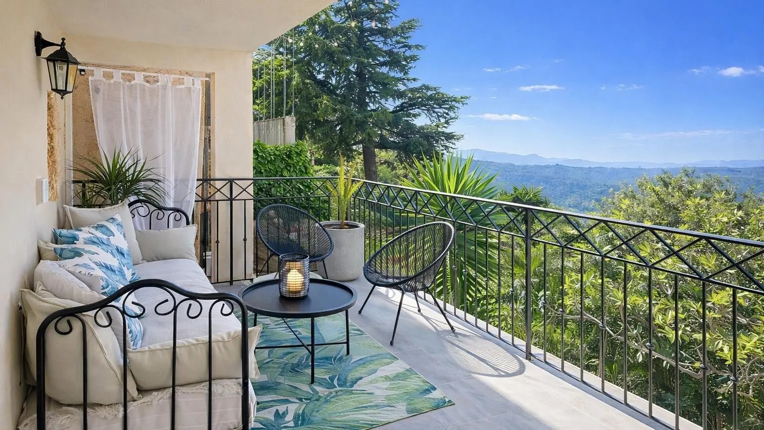 Gîte le Figuier de St Cé- Terrasse à l'étage-Gîtes de France Alpes-Maritimes