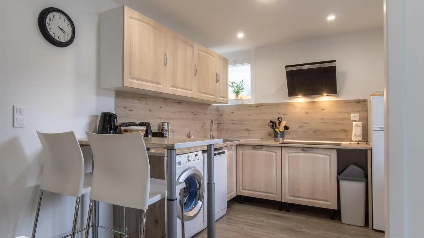 Cuisine équipée avec table haute d'appoint (table principale dans le séjour)