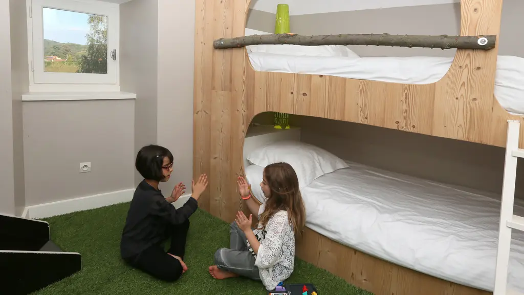 Chambre ludique pour les enfants à l'étage avec lits superposés (2x90). Le couchage en hauteur ne convient pas aux enfants de moins de 6ans.