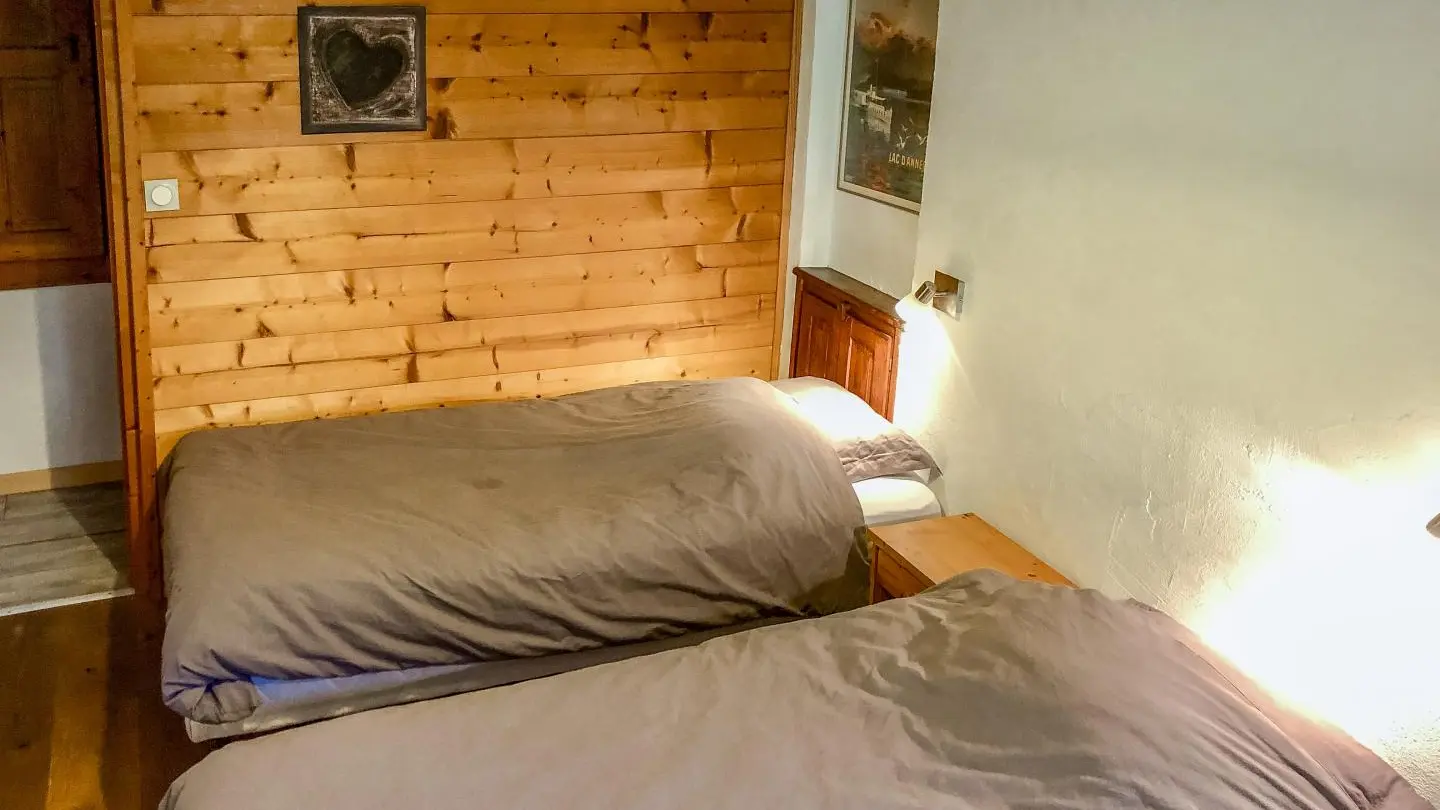 Chambre 1 (configuration avec 2 lits séparés)