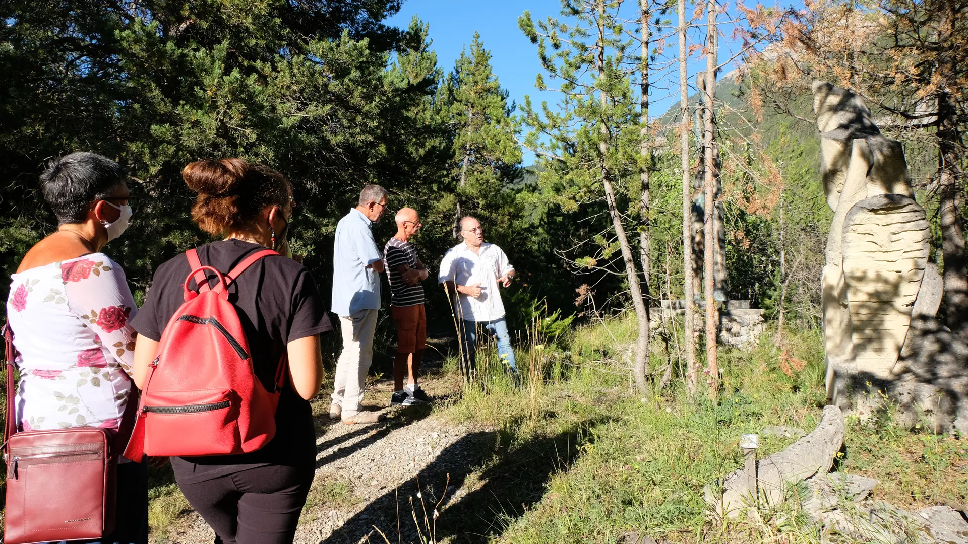 VISITEURS DANS LE JARDIN