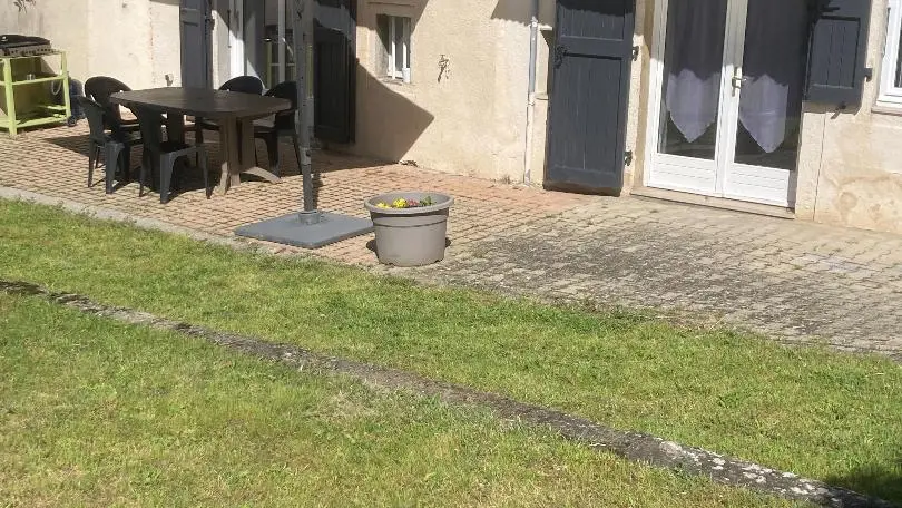 jardin et salon jardin du gîte le Tiodet à Sault-Brenaz