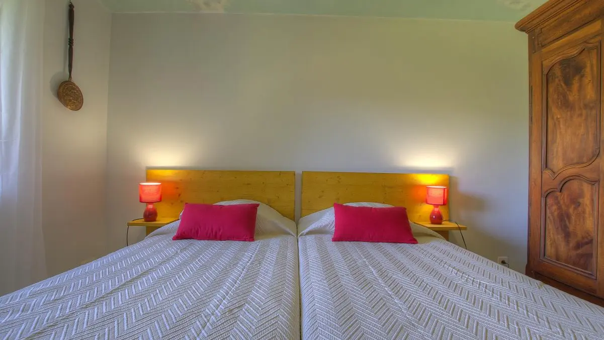 Chambre située au 1er étage.