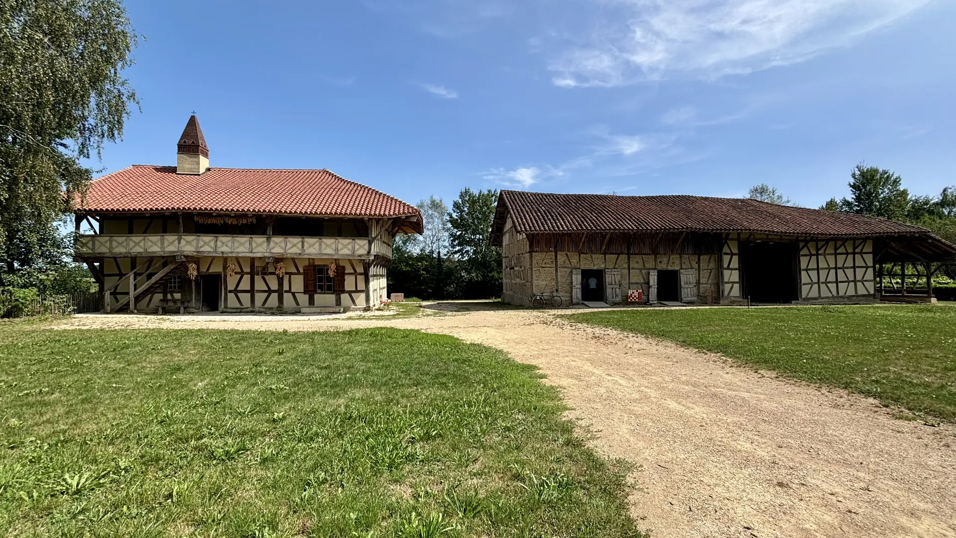 Deux corps de bâtiment de la ferme de la Forêt