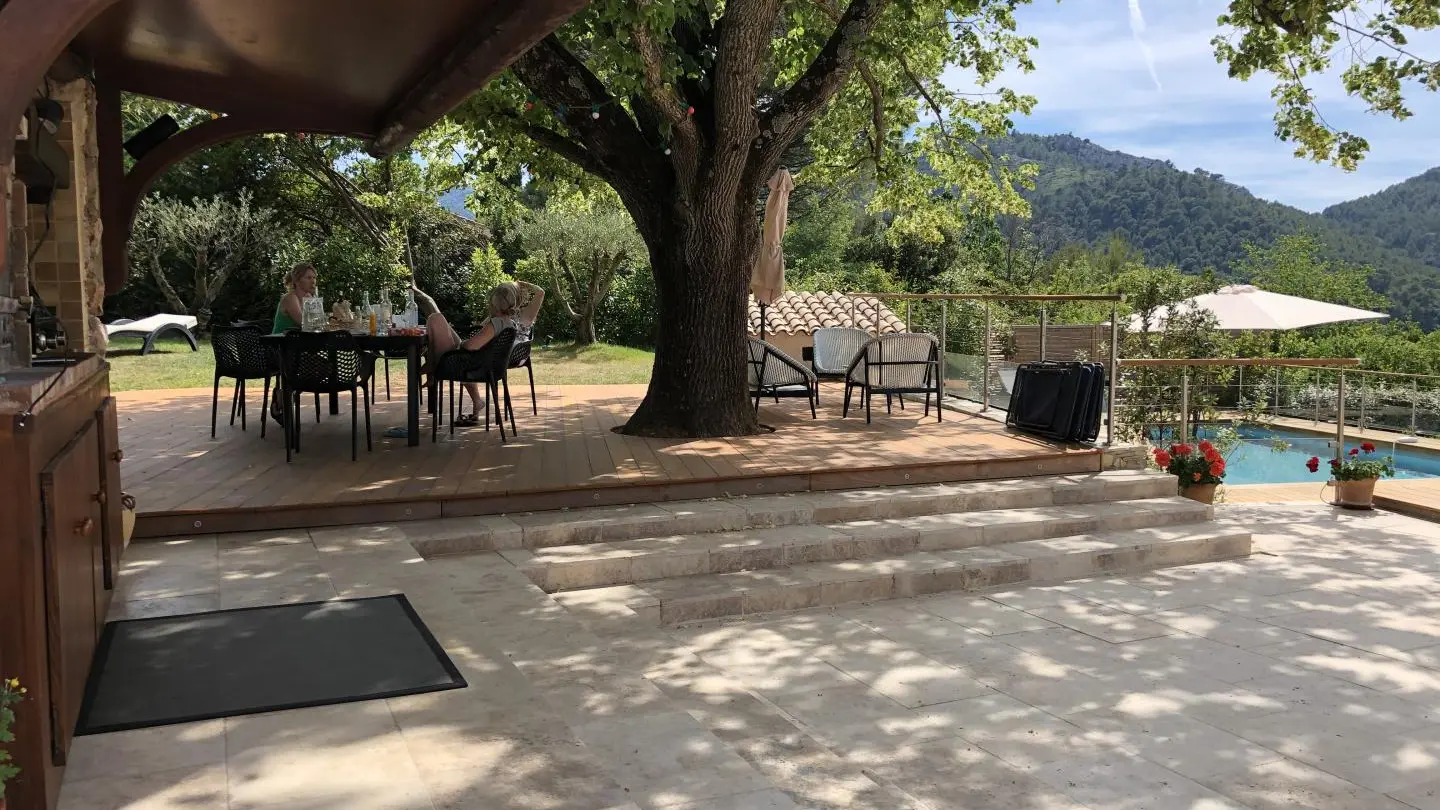 Sous le grand tilleul avec vue sur la piscine.