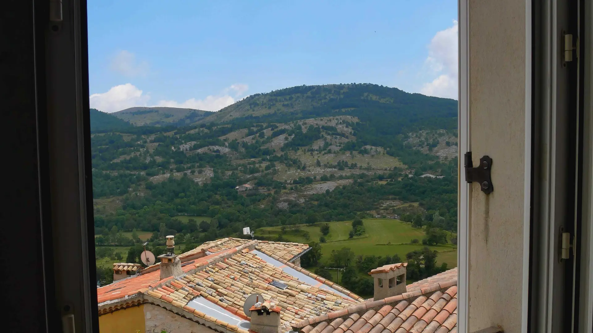 L'Escaou Quatre-ièce de vie vue sur le village et Pey-Suber-Coursegoules-Gîtes de France Alpes Maritimes