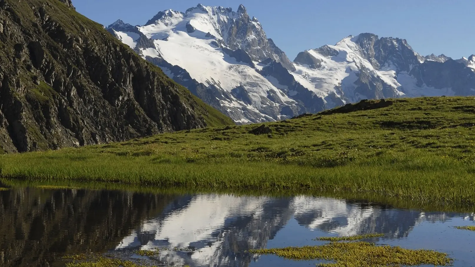 Vue sur le lac du Goléon et la Meije - La Grave