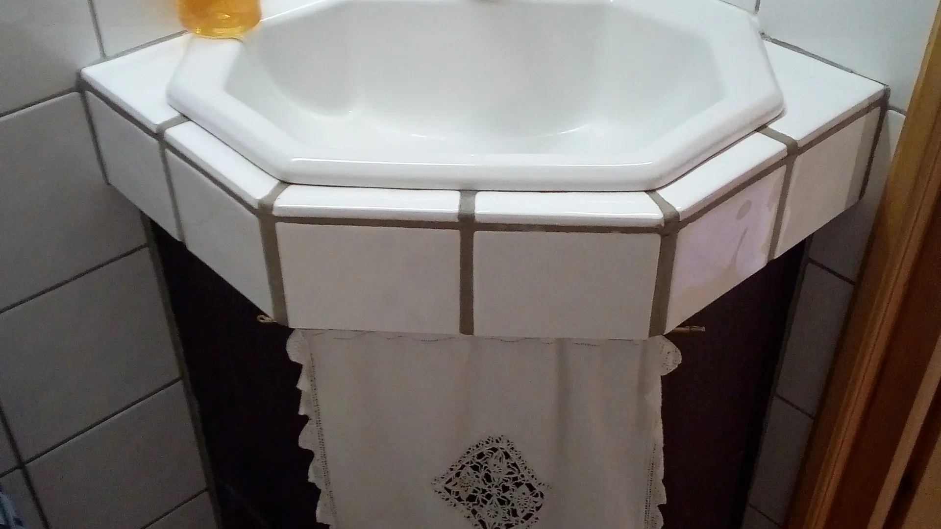 Rez-de-chaussée : lavabo de salle de bain