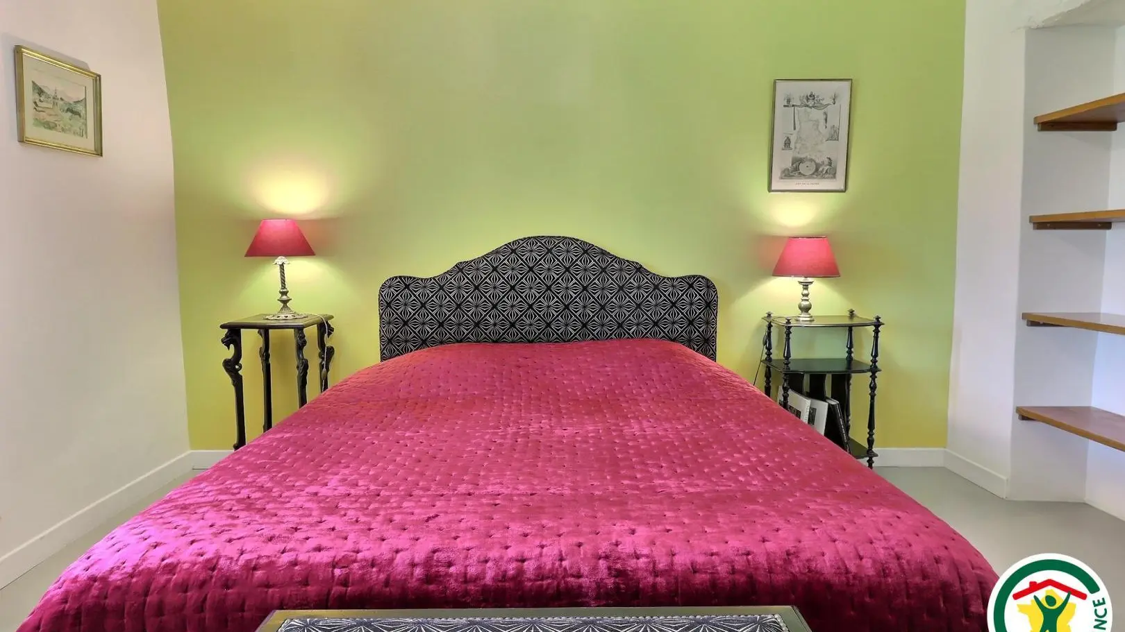 Chambre avec un lit double (1x160x200) avec salle d'eau dans la chambre et wc sur le palier