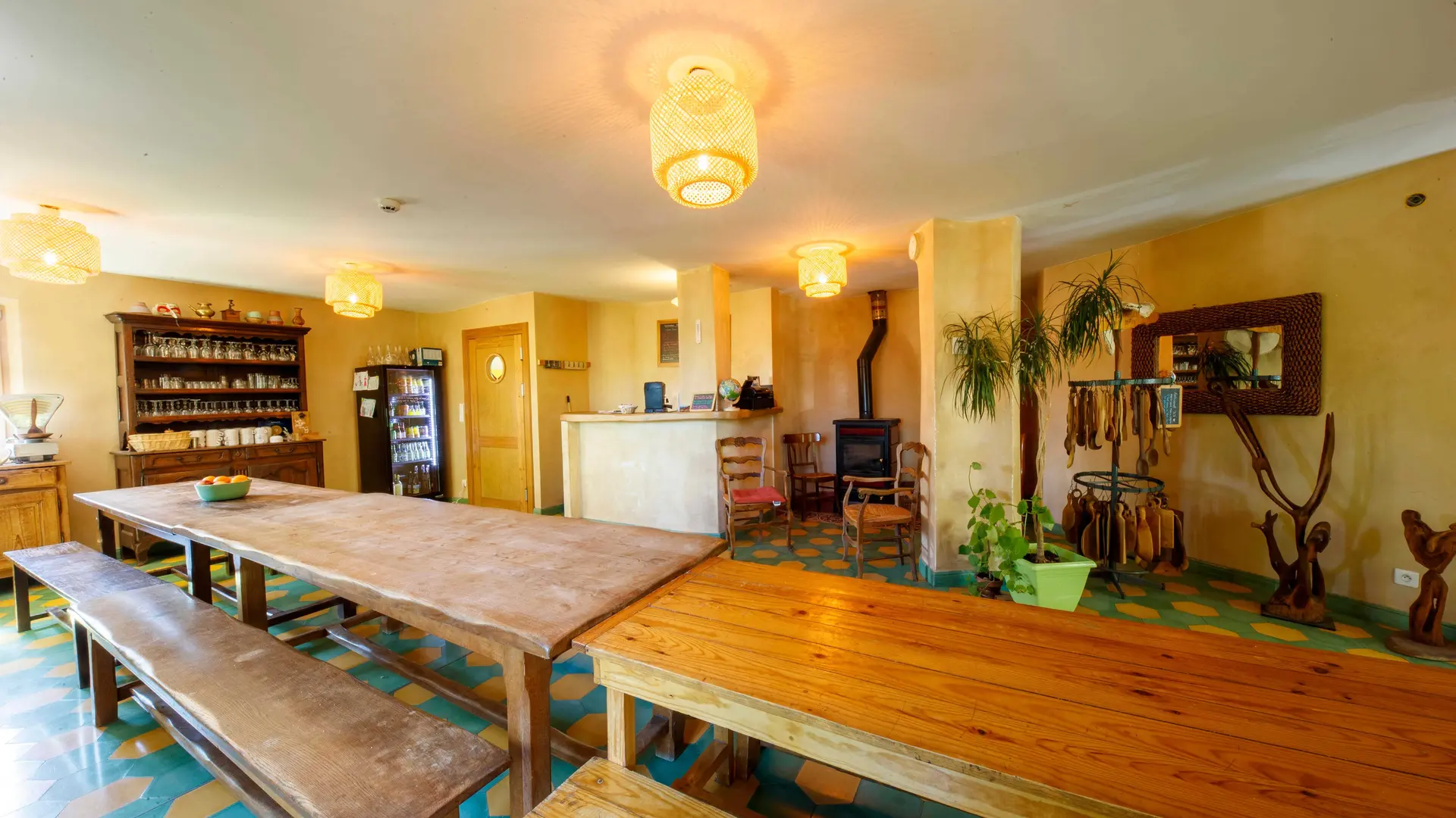 Grande table conviviale Ecogite de Villeplane dans la réserve naturelle des gorges de Daluis - Gîte d'Etape et de Groupe Alpes-Maritimes