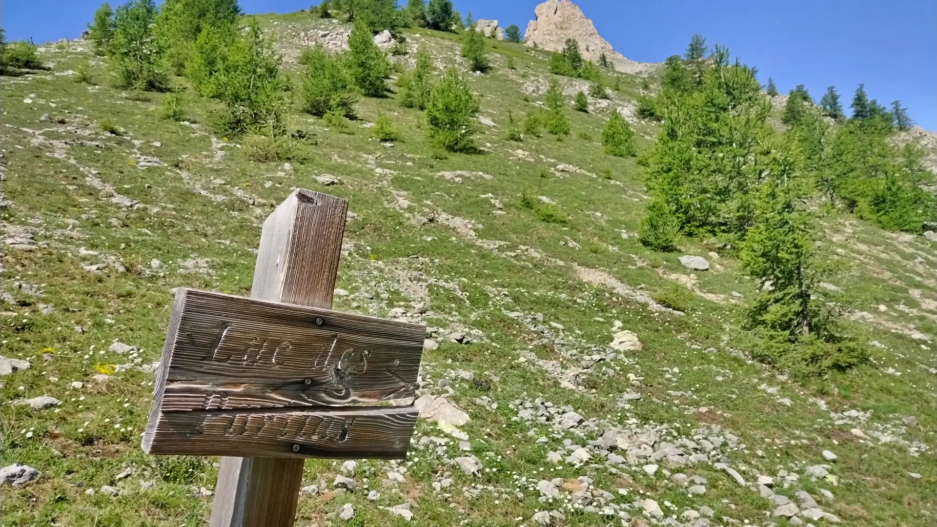 Signalétique en direction du lac des Partias