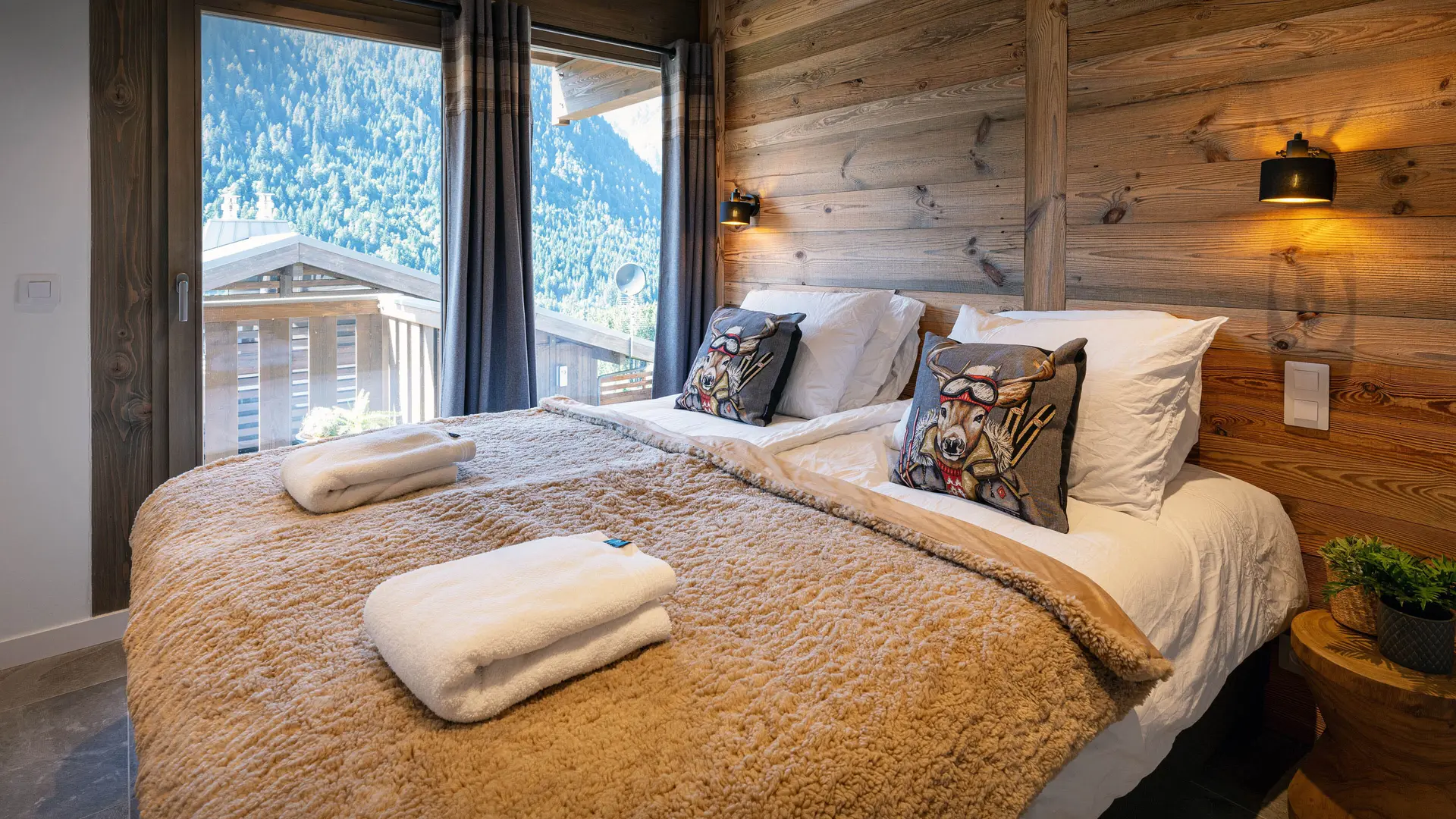 Chambre double avec porte-fenêtre donnant sur le balcon, vue sur les montagnes