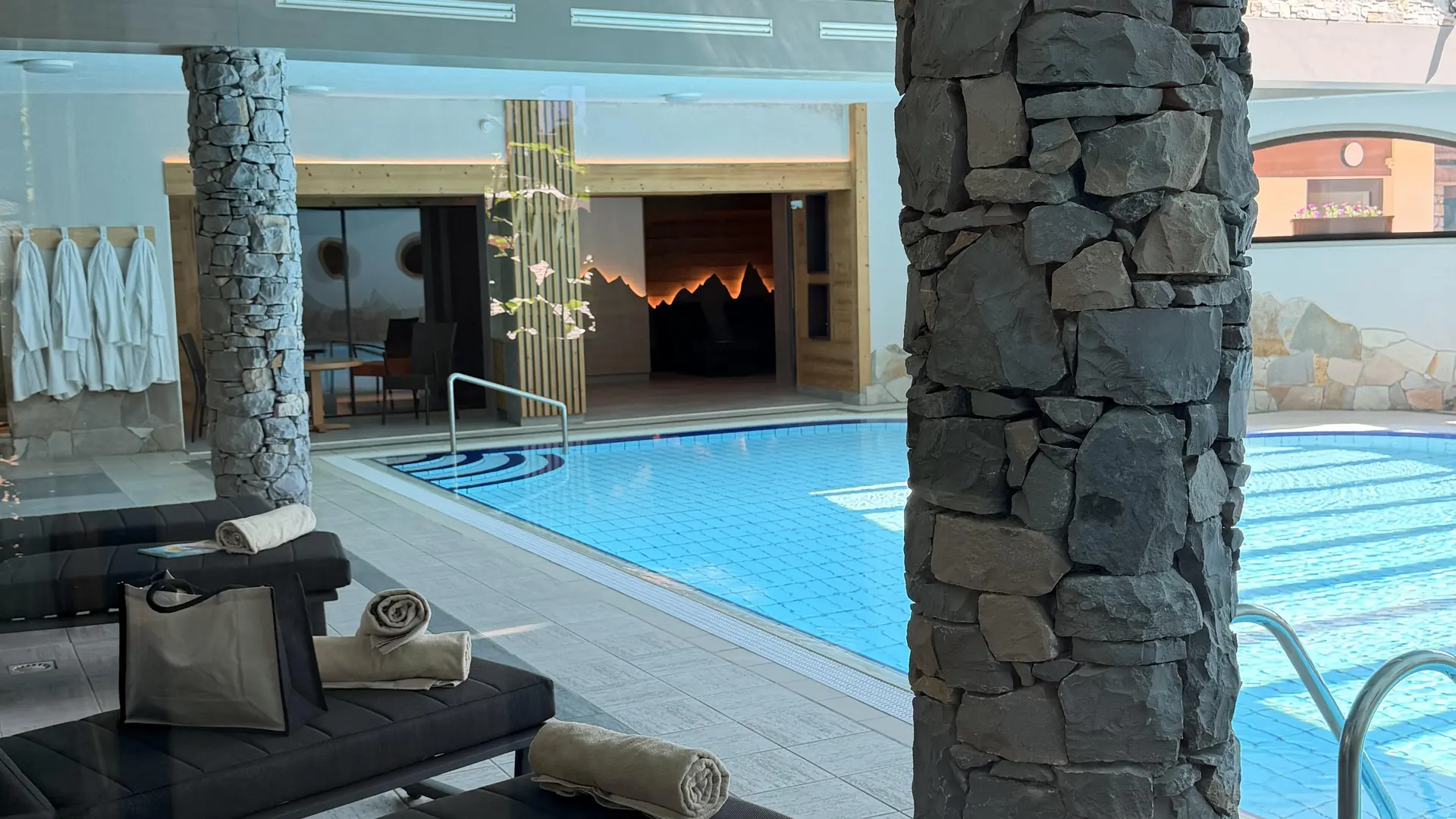 Zwembad- en spa-gedeelte van Hotel l'Ensoleillé