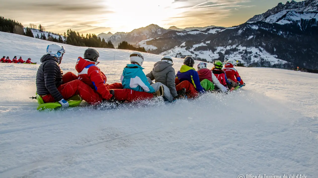 Activité snakeGliss sur les pistes de Crest-Voland / Cohennoz au soleil couchant