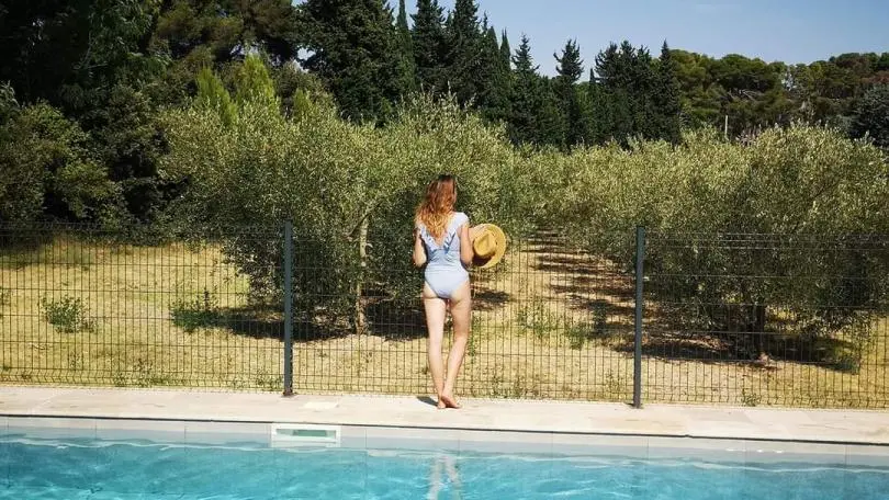 Piscine avec vue sur les oliviers