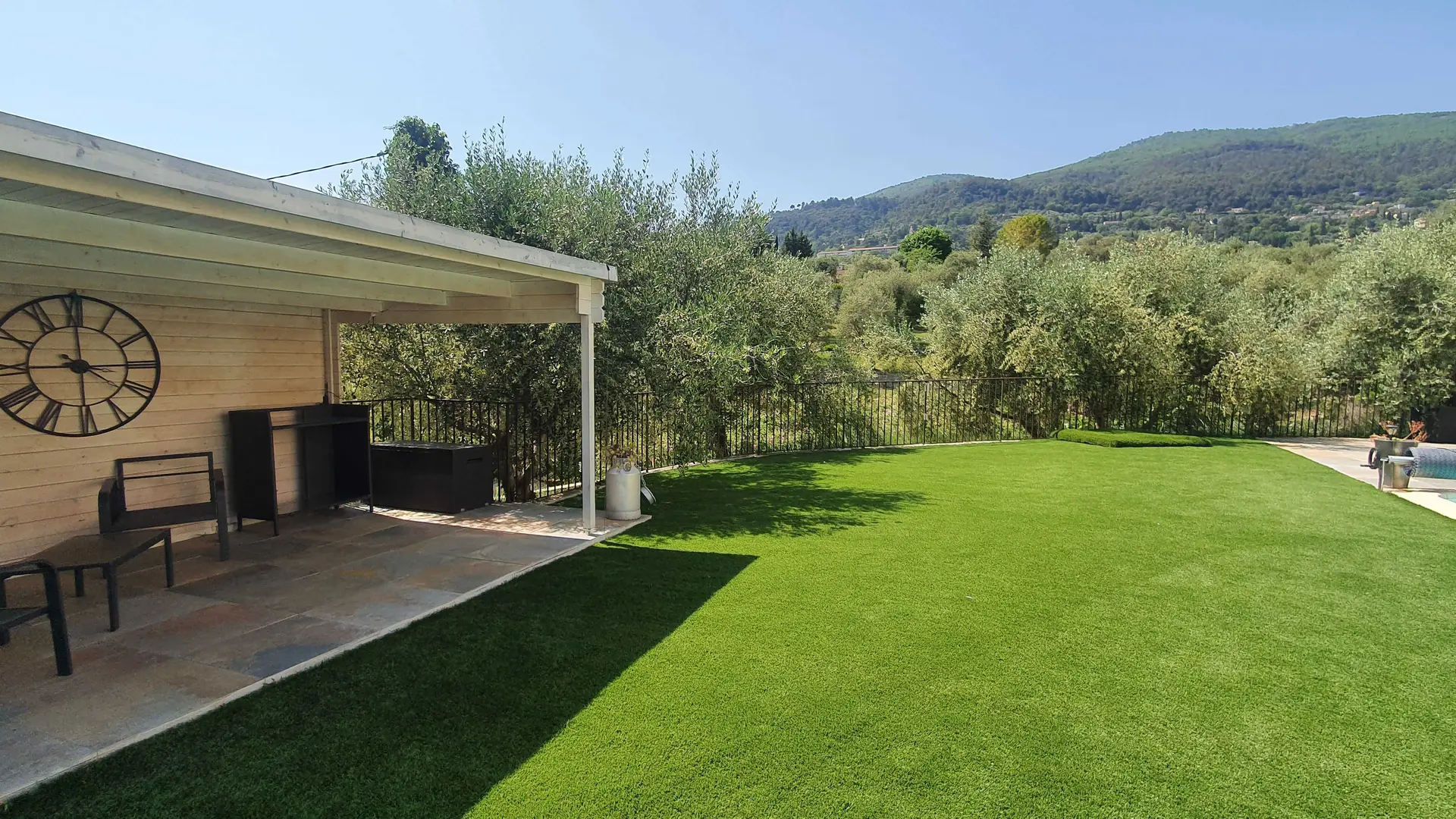 Espaces extérieurs communs aux deux Gîtes de la Bastide Centifolia à Grasse - Gîtes de France Alpes-Maritimes