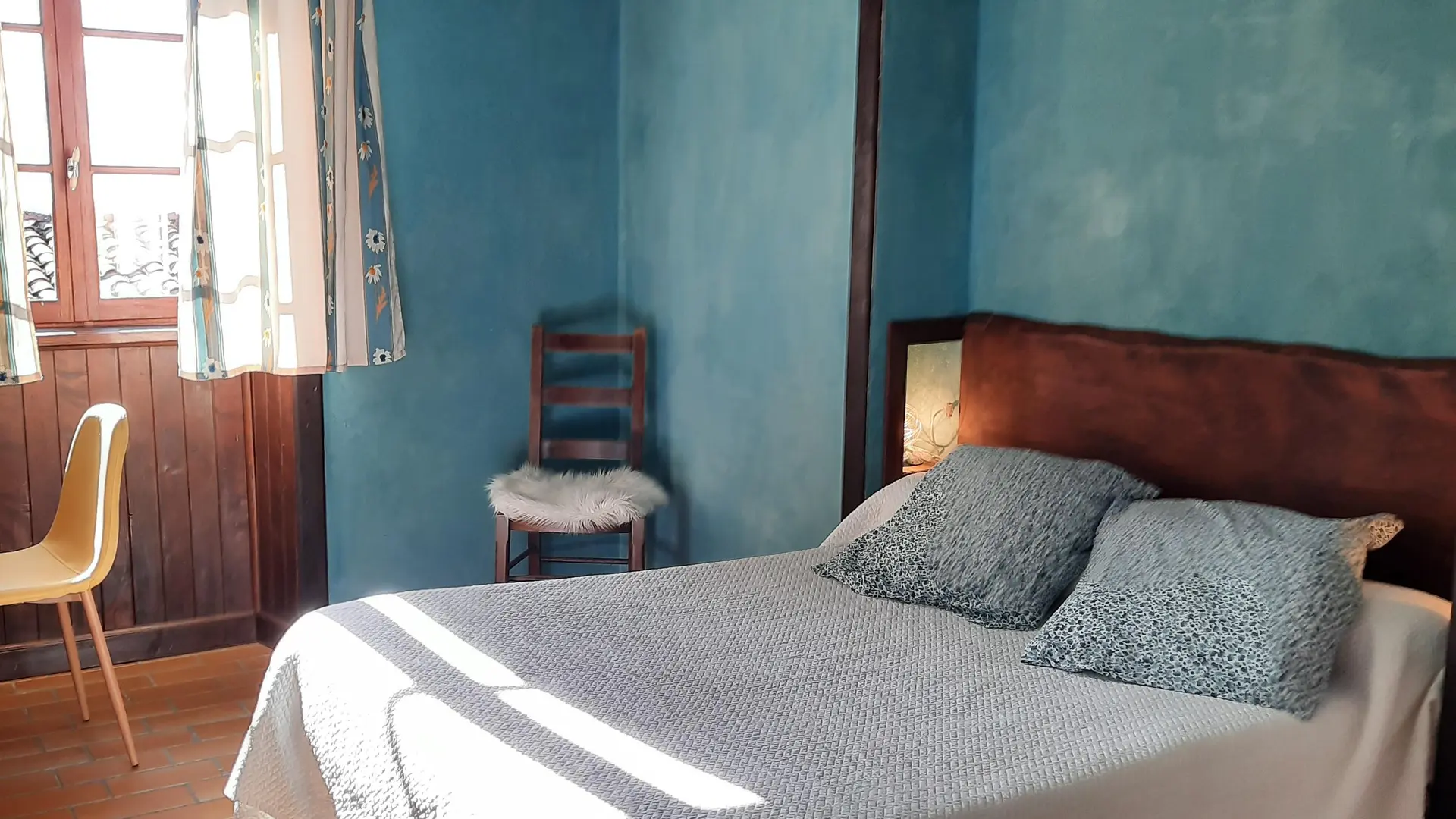Chambre avec lit 140