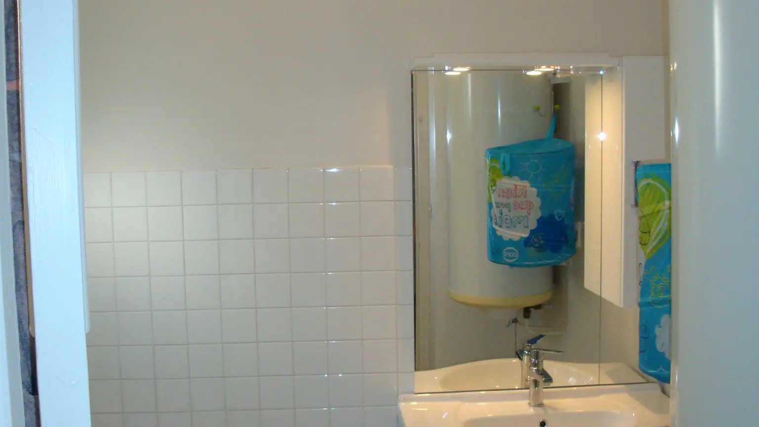 La salle de bains -lavabo, bidet, baignoire