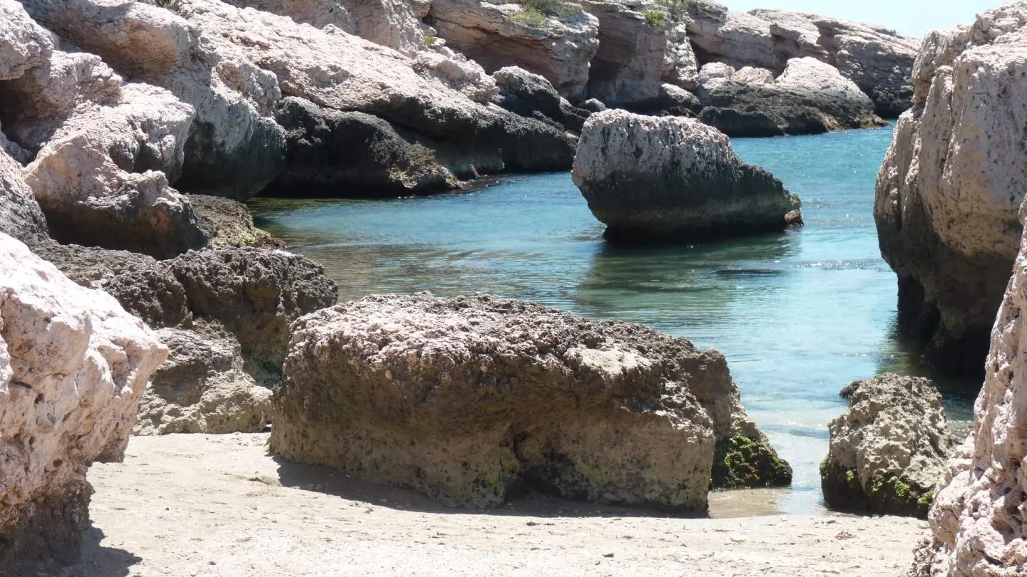 Plage de Carro avec ses rochers en bout de plage