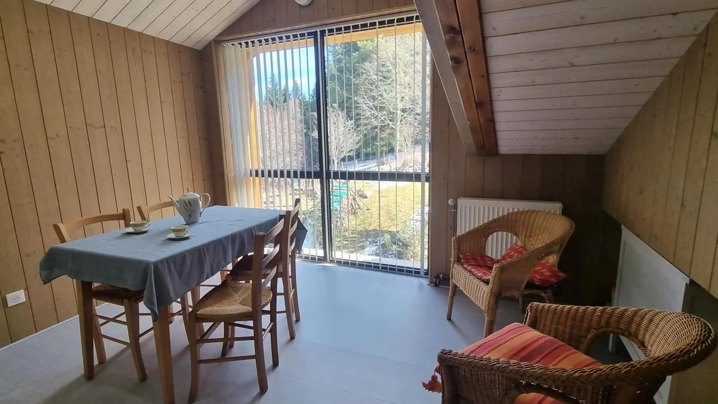 L'annexe du gîte en étage : studio 2 personnes avec espace repas.