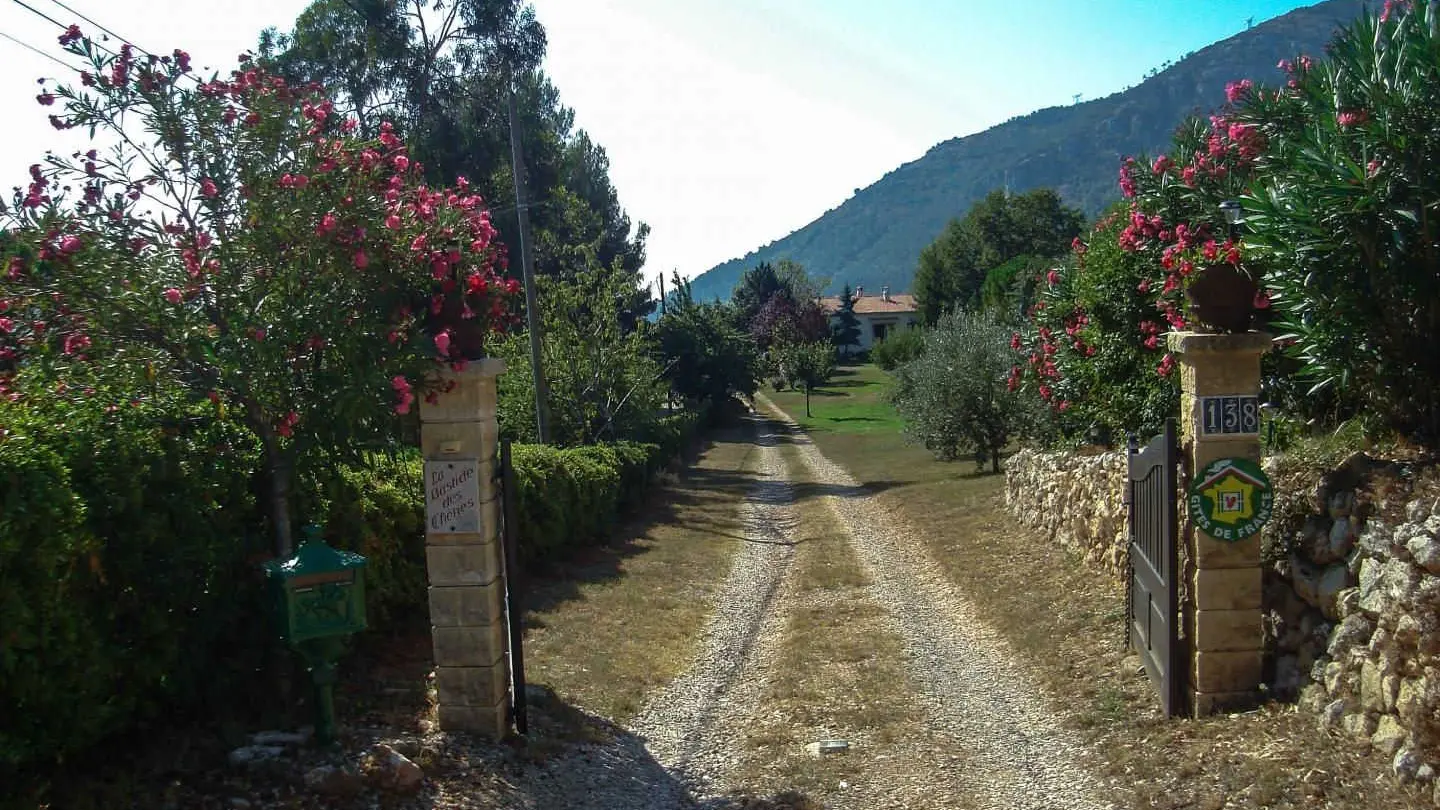 La Bastide des Chênes-Entrée propriété-Le Broc-Gîtes de France Alpes-Maritimes.