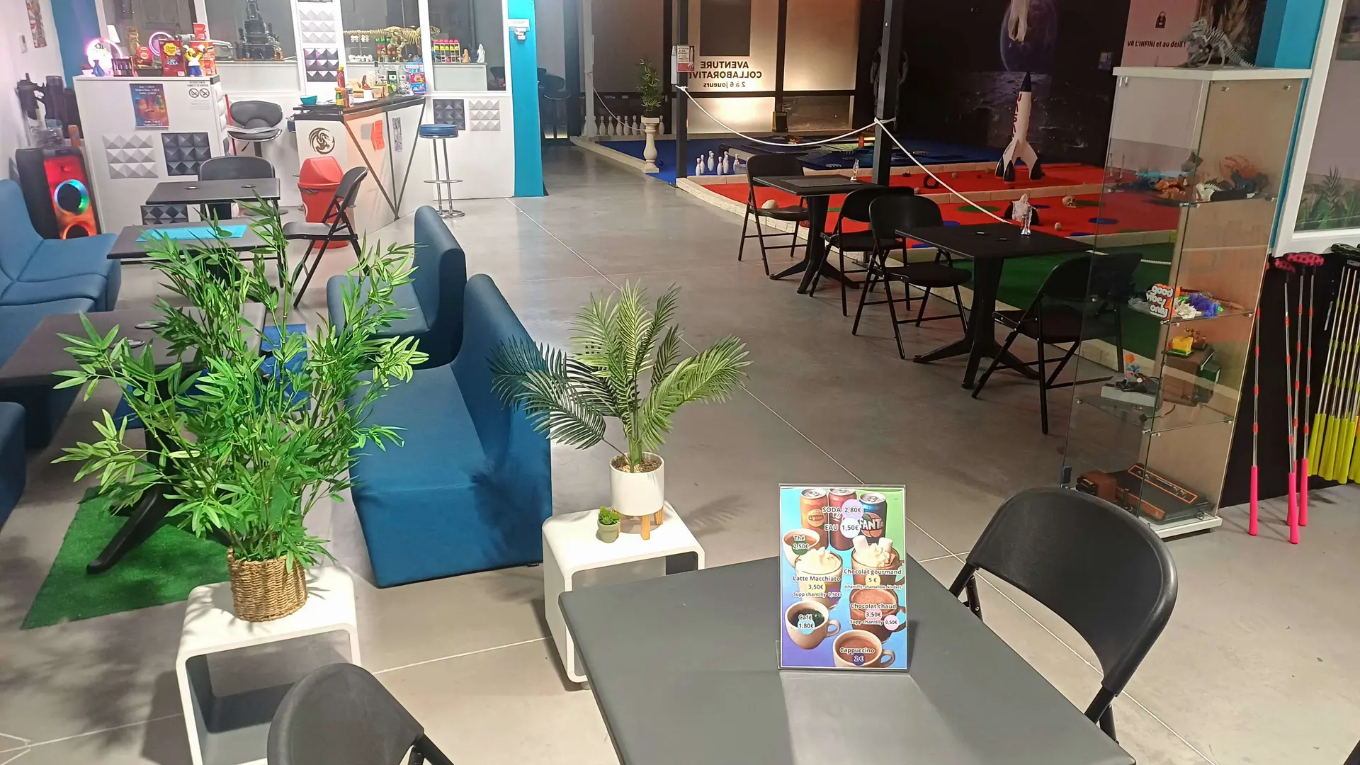 Salle RDC avec détente et mini golf
