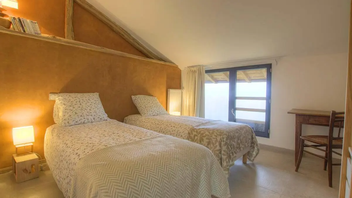 Chambre coté jardin composée de deux lits en 80*200 qui peuvent se réunir en 160*200.