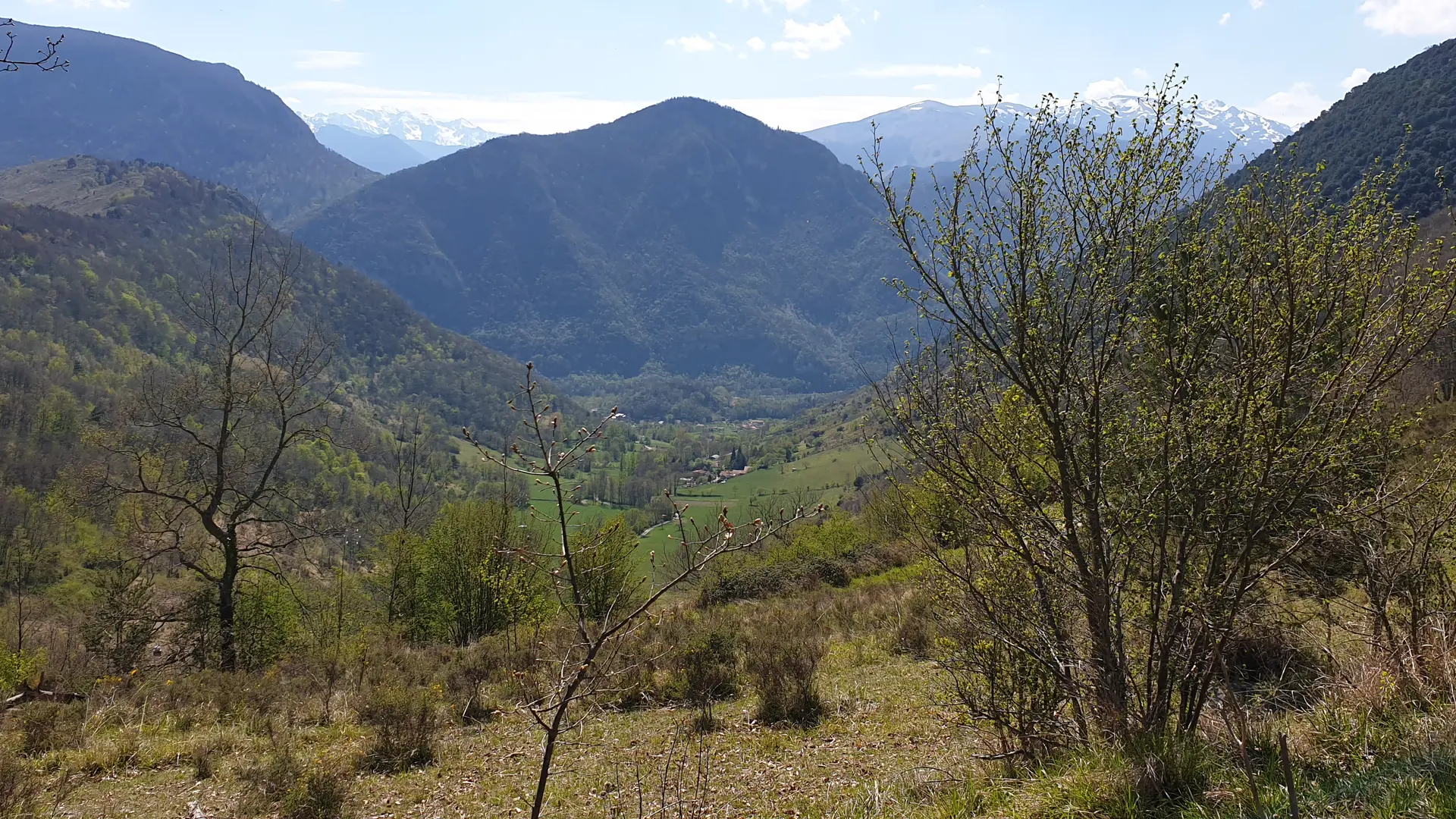 Vue sur les montagnes et village au loin