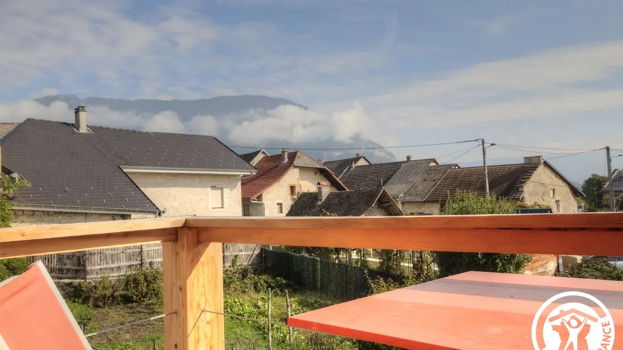 La vue sur le grand colombier sur le balcon privé de la chambre du haut