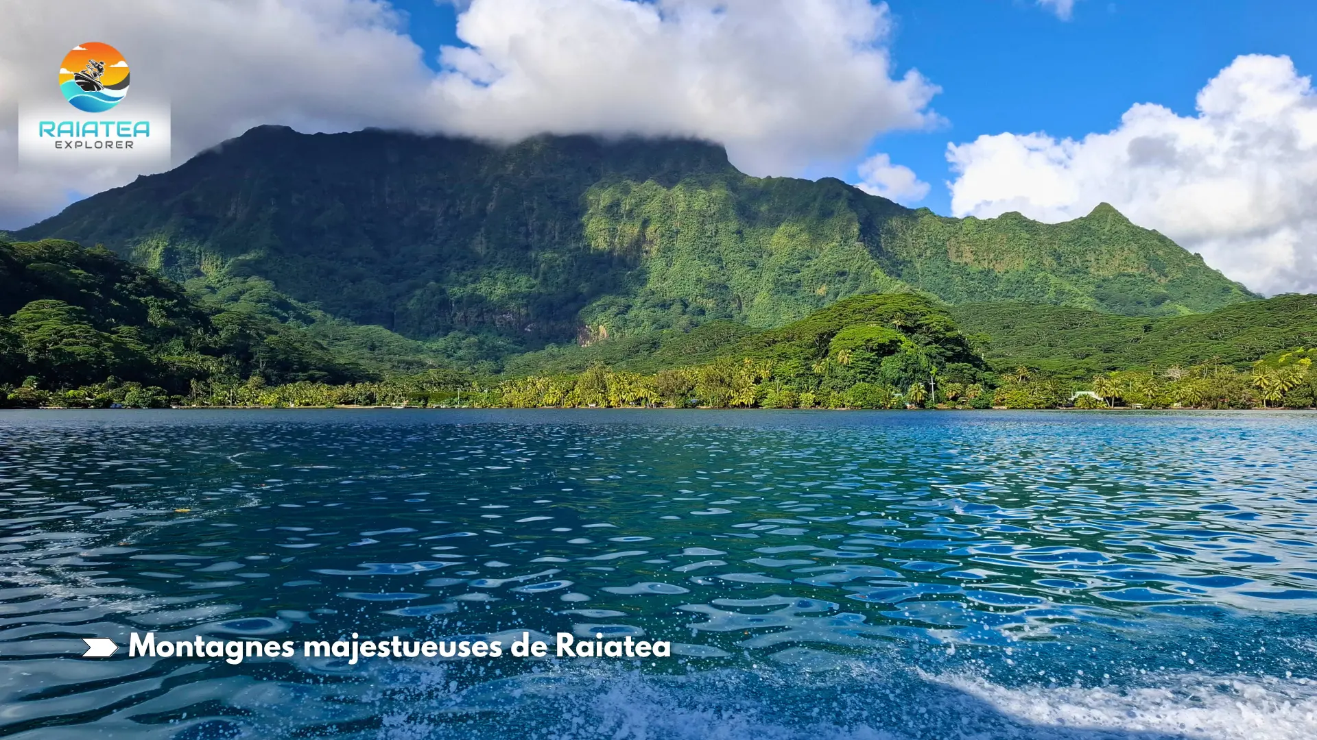 Vue de la mer sur les montagnes magiqures de Raiatea