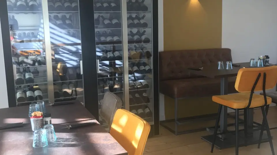 Raum im Obergeschoss sowie Weinkühlschrank