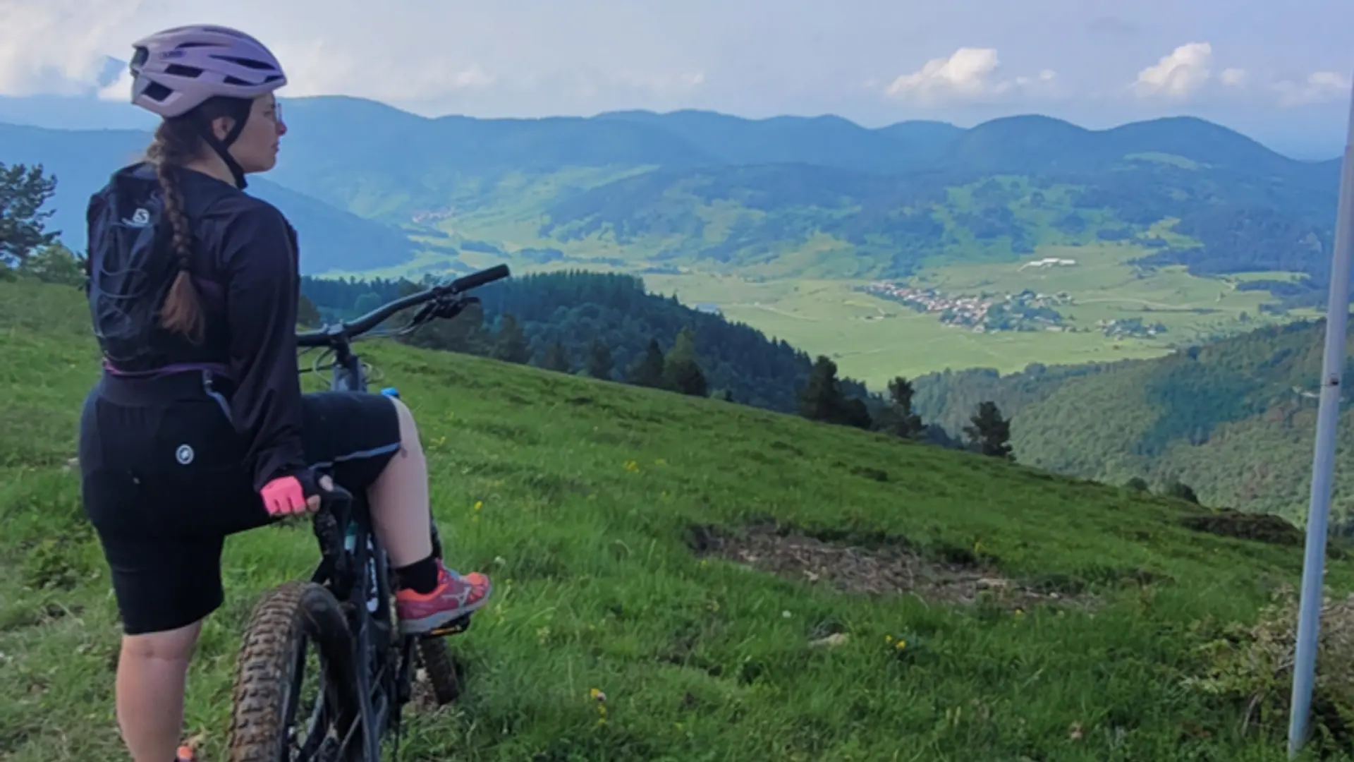 Personne à vélo qui admire le paysage