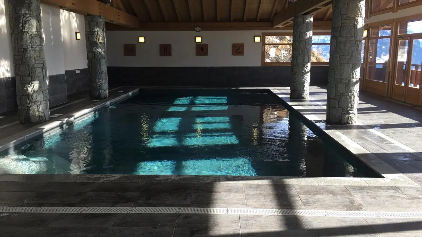 Piscine privative couverte et chauffée de la résidence (dans un chalet voisin) ouverte pendant les vacances scolaires de Noël, de février et d'été (attention PISCINE FERMÉE POUR L'ÉTÉ 2020 par mesure sanitaire Covid-19)