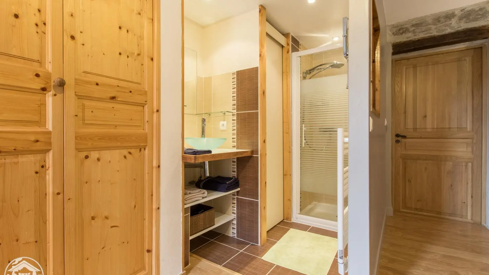 Chambre principale et salle d'eau