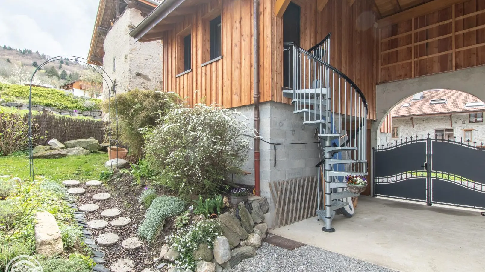 Accès au gite par escaliers extérieurs