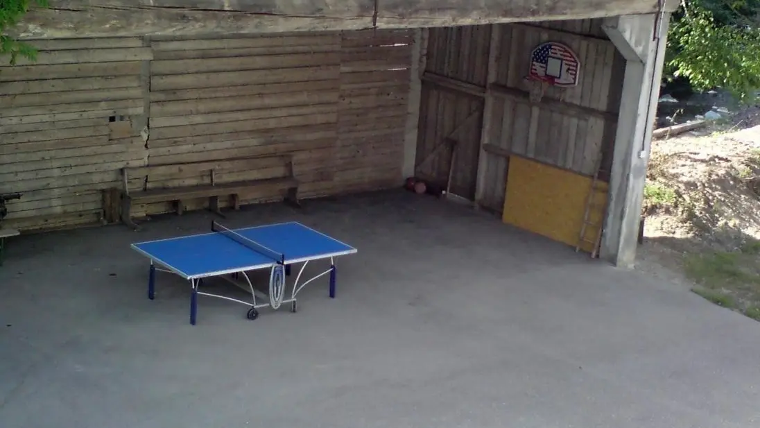 LE HANGAR accueille la table de ping pong et le panneau de basket en période estivale et se transforme en abri voiture pendant l'hiver.