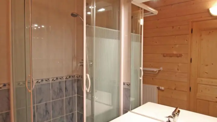 Etage duplex Salle de bain (douche, vasque) plus deuxième WC séparé en face