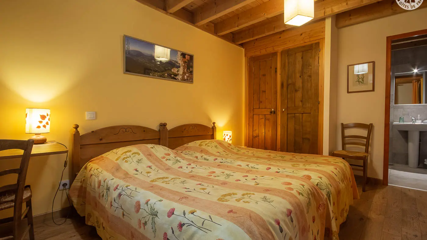 Chambre L'Herbe aux Perles, avec 2 petits lits. Sanitaires privatifs et accès au balcon