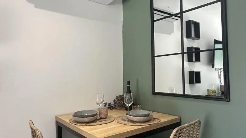 L'espace repas qui s'adapte grâce à sa rallonge pour accueillir 3 personnes.