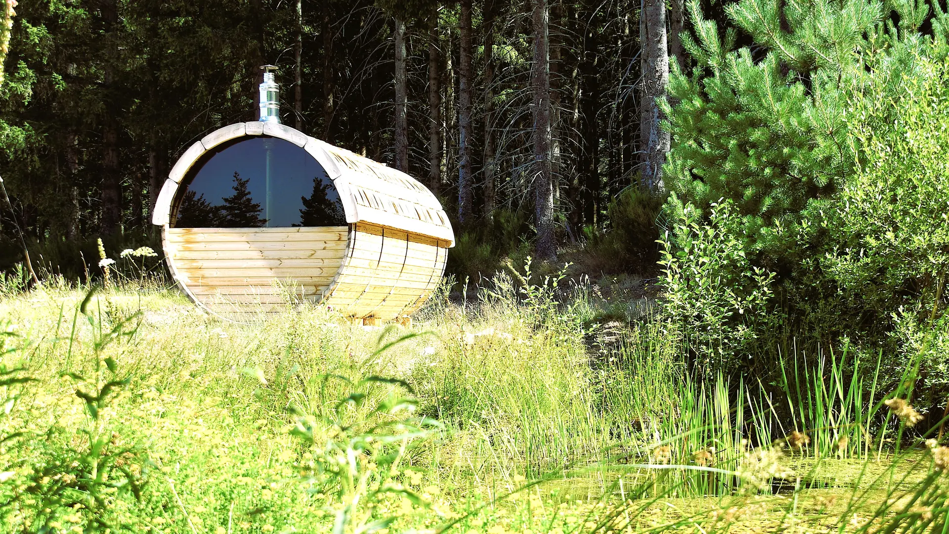 Le Tonneau Sauna au bord de la mare