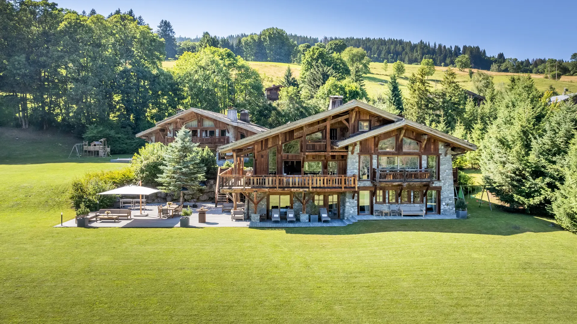 Vue chalet extérieur été